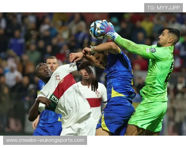 日本队小组赛胜葡萄牙返回酒店,墨西哥队员列队迎接 日本队小组赛胜葡萄牙返回酒店,墨西哥队员列队迎接