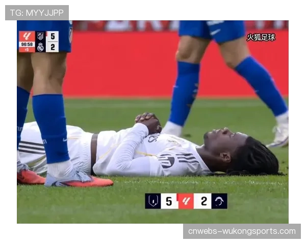 佛罗伦萨球员曼德拉戈拉贴地斩任意球破门，主场球迷欢呼掀顶。