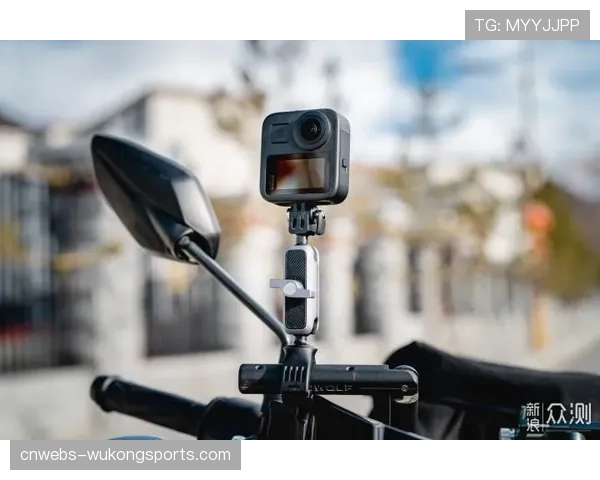 消息：转播方利用多机位合成技术为付费用户提供“教练席视角”观看选项